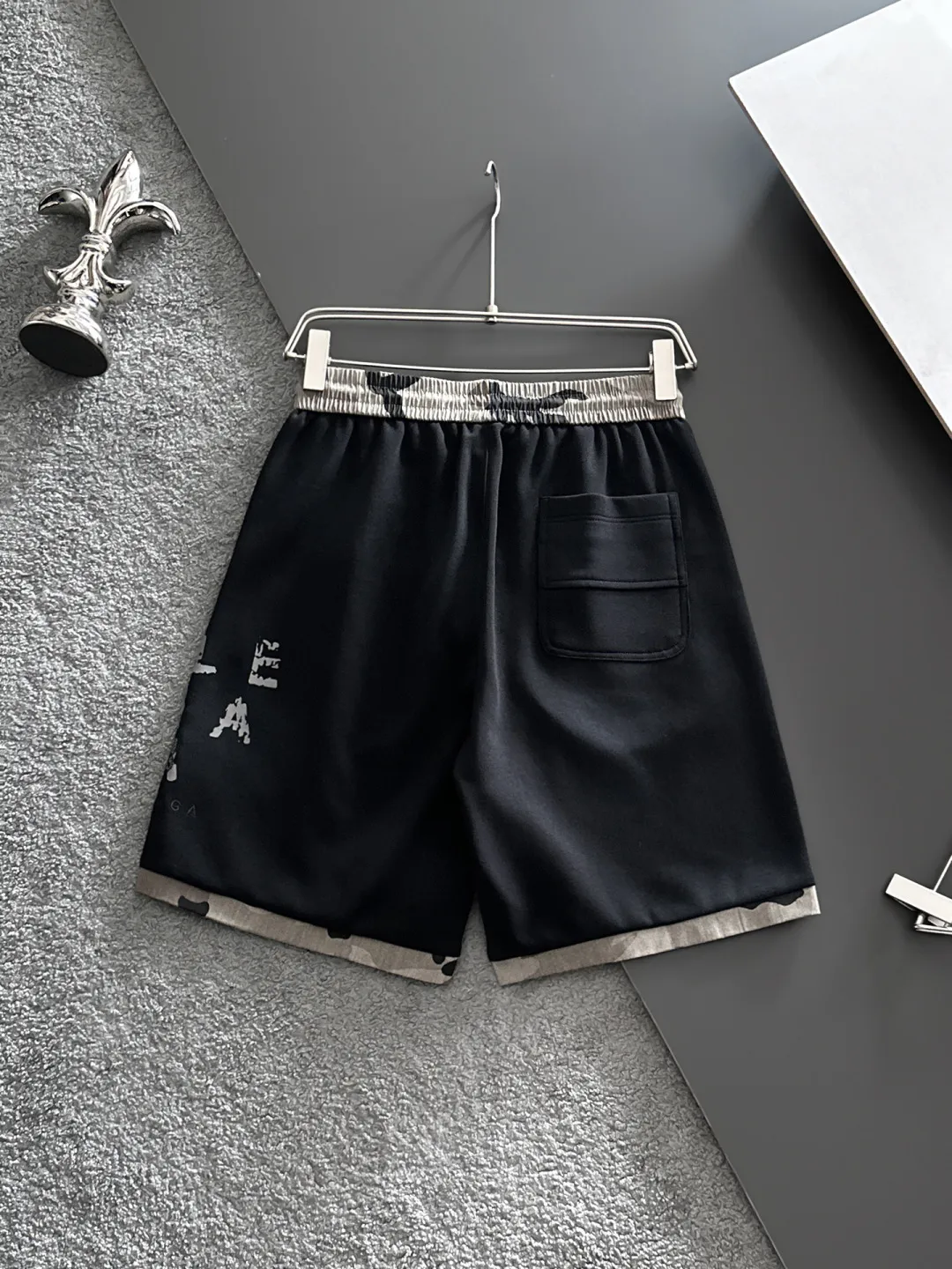 Balenciaga's three-standard complete 2026 summer New Arrival men's casual shorts, advanced custom-made Breathable fabric, Breathable fabric, extremely stretchy and comfortable, impeccable details, top-grade accessories, original logo design concept, delicate and soft feel! The upper body fit is awesome! Size: M-XXXL Please state your height and weight when ordering